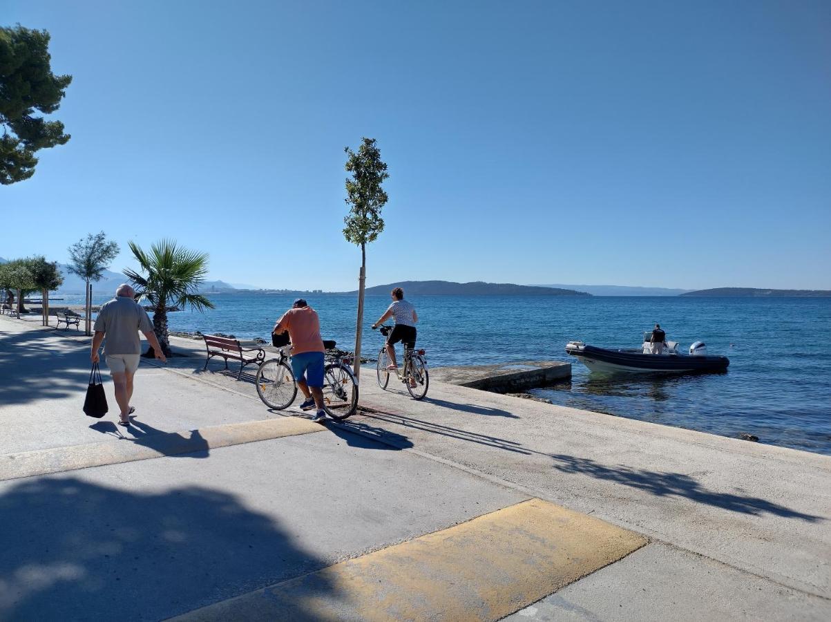 Apartman Figaro Pogled Od Milijun Dolara, 2 Tusa, 2 Wc Каштела Номер фото