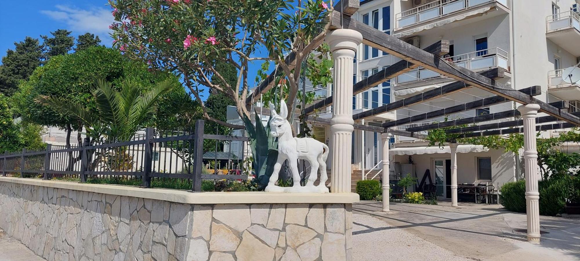 Apartman Figaro Pogled Od Milijun Dolara, 2 Tusa, 2 Wc Каштела Экстерьер фото